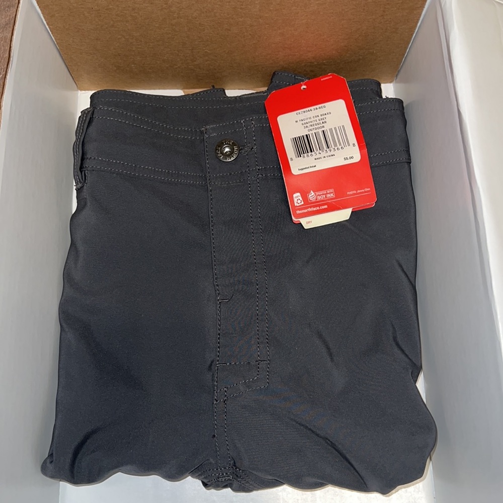 NEW North Face Mens Short  Size 38 / Brand NEW